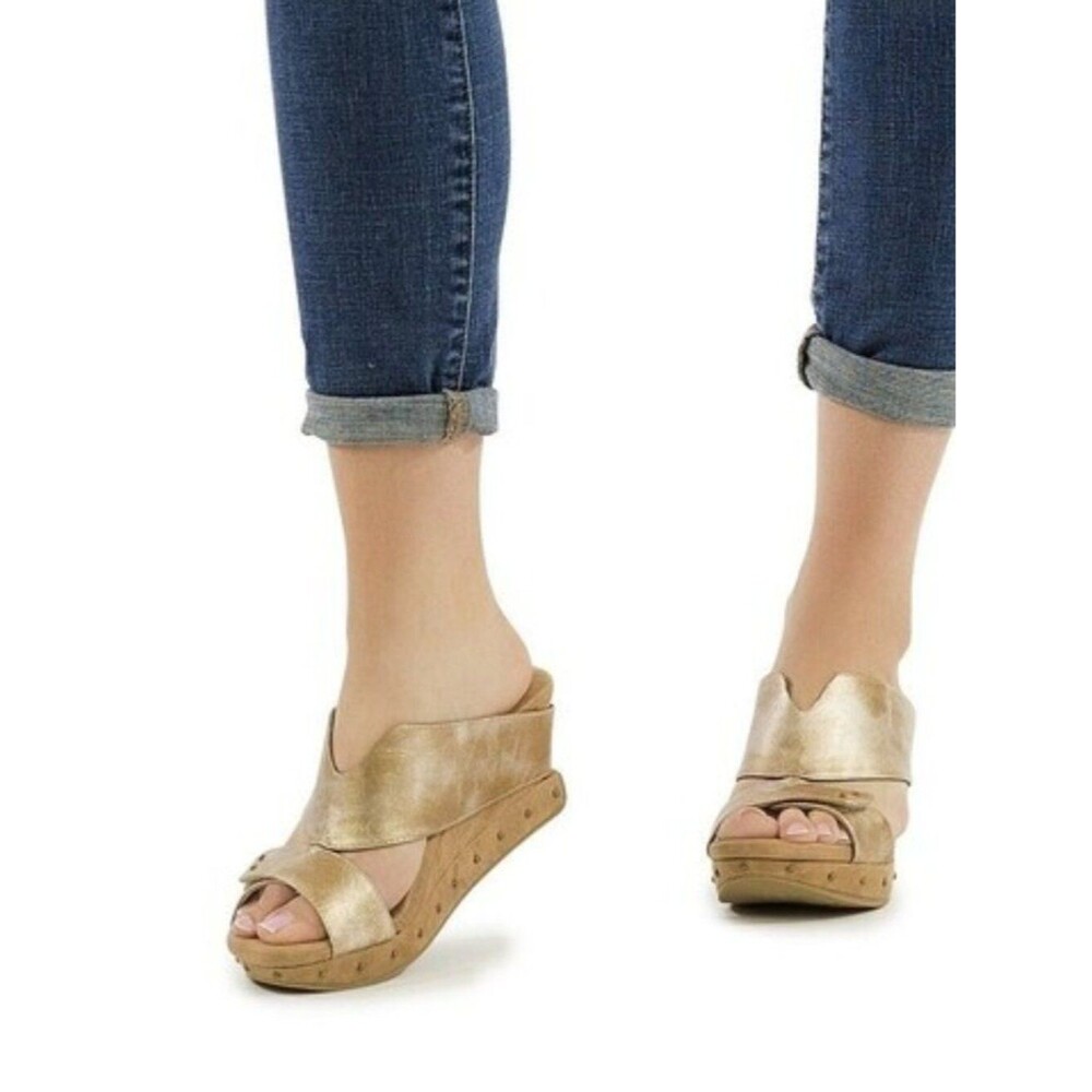 Modzori Women’s Argo Reversible Vegan Wedge Sandal - Pearl Gold flips to Black 9